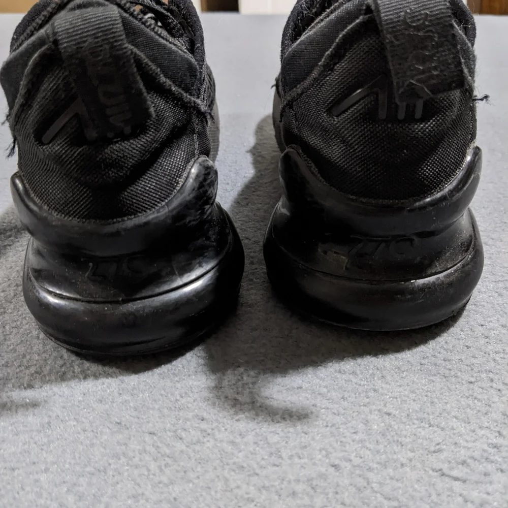 Nike Air Max 270 size 2Y fair‎ condition